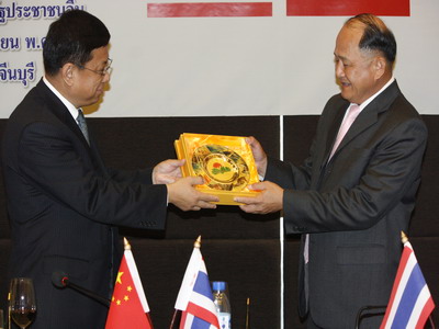 MR.CHEN SI  รองนายกเทศมนตรีนครฉางชุน ,นายศิริพงศ์ ห่านตระกูล ผู้ว่าราชการจังหวัดปราจีนบุรี