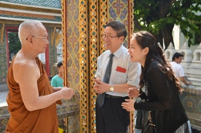Mr.FengZuoku อุปนายกสมาคมมิตรภาพวิเทศสัมพันธ์แห่งสาธารณรัฐประชาชนจีน เข้านมัสการสมเด็จพระมหามุนีวงศ์เจ้าอาวาสวัดราชบพิธสถิตมหาสีมารามราชวรวิหาร ในวันที่ 18 ธันวาคม 2555 ณ วัดราชบพิธสถิตมหาสีมารามราชวรวิหาร