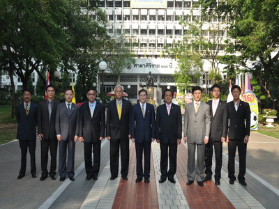 协会带领华侨大学校长丘进拜见泰国普密蓬皇上