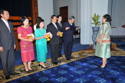 ทูลเกล้าฯถวายเงินสมเด็จพระเทพรัตนราชสุดาฯสยามบรมราชกุมารี 